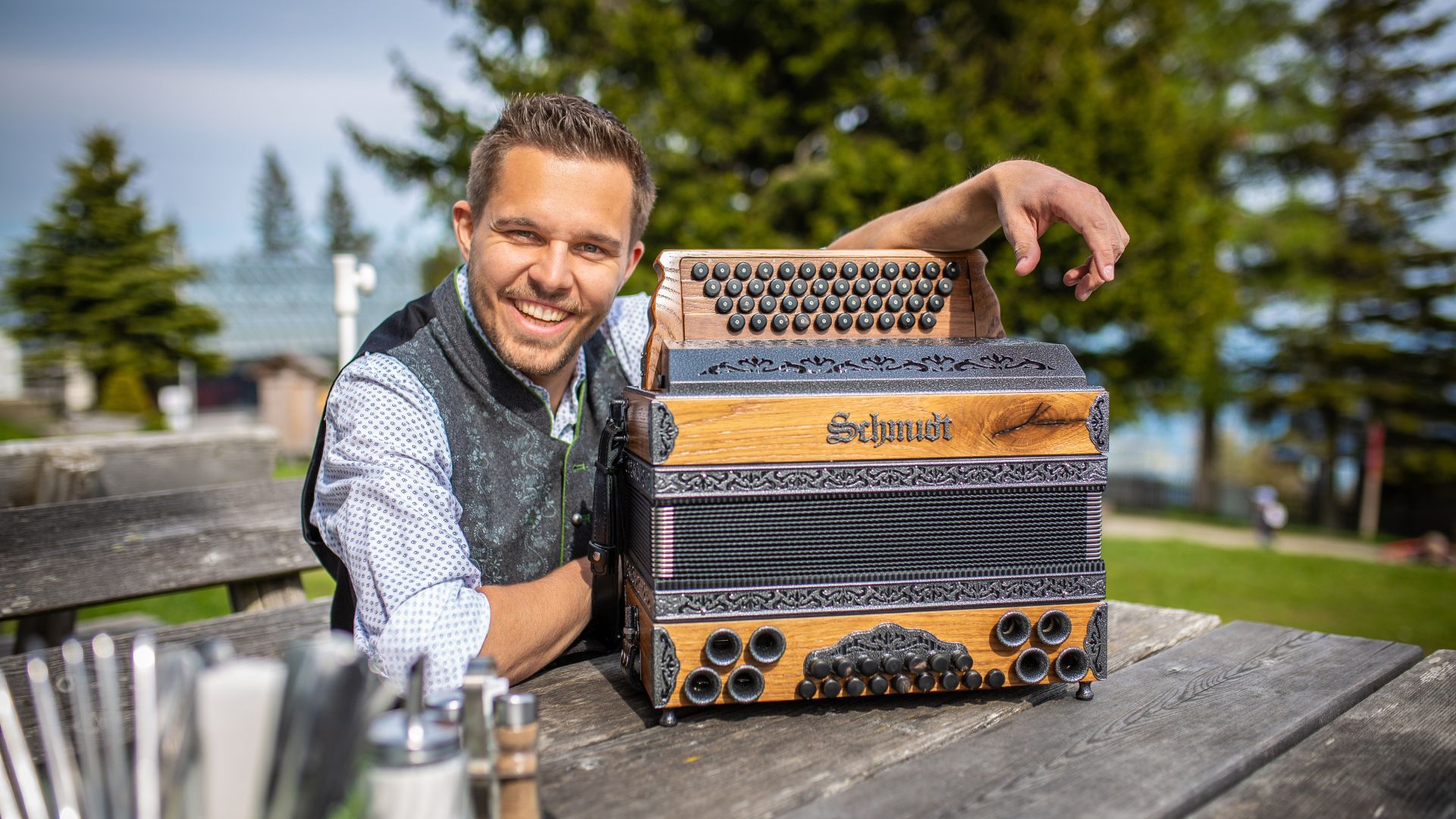 Richi hilft beim Kauf einer Steirischen Harmonika