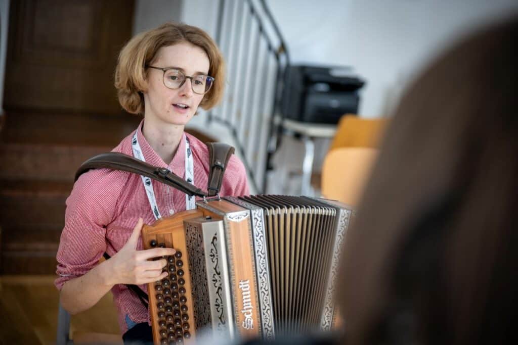 Celia spielt auf Schmidt Harmonika