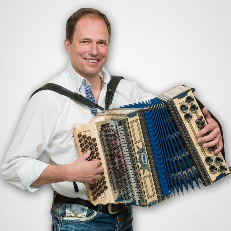 Hier siehst du ein Bild von Quetschn Academy Partner Renato Allenspach mit einer Müller Harmonika