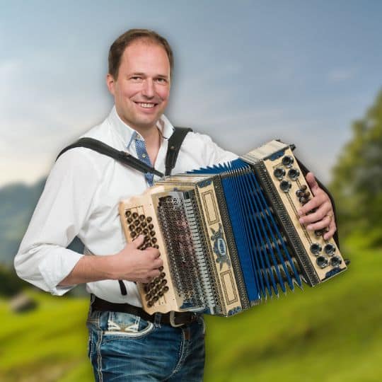 Hier siehst du ein Bild von Quetschn Academy Partner Renato Allenspach mit einer Müller Harmonika