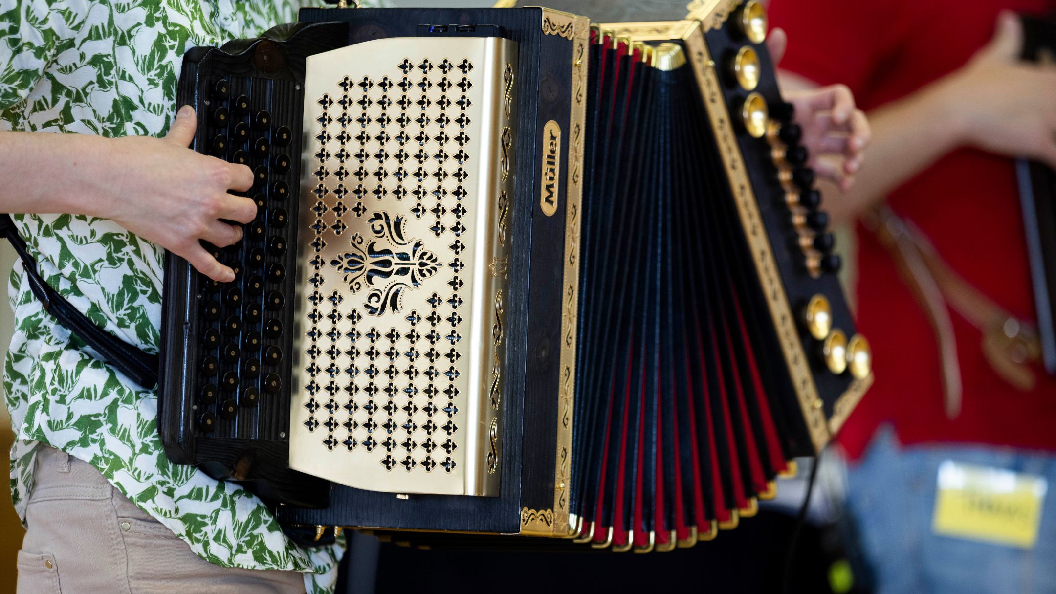 Quetschn Academy Lehrerin Celia spielt Steirische Harmonika