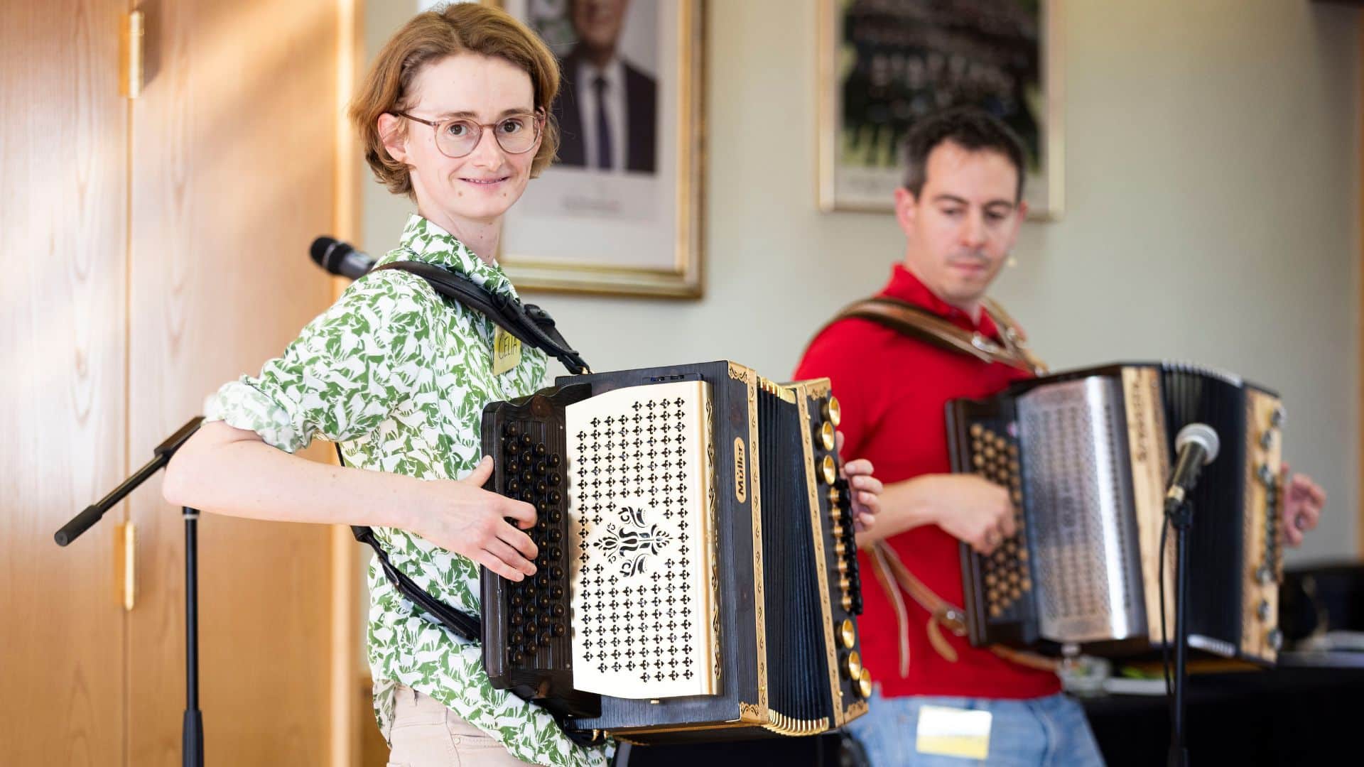 Celia zeigt wie man die Steirische Harmonika modern nutzen kann