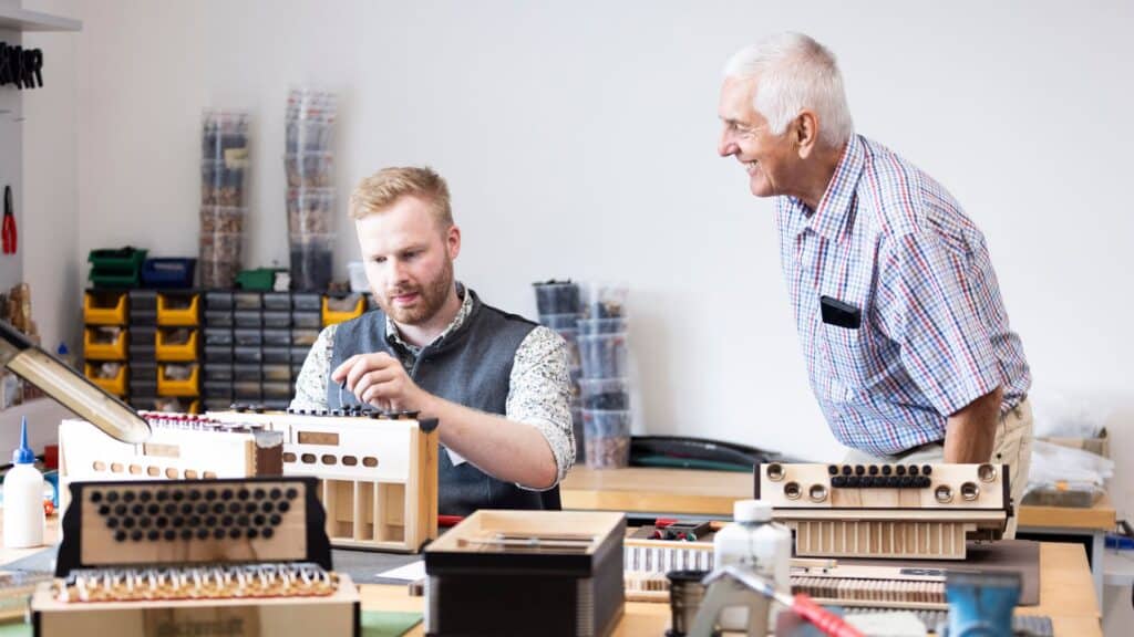Harmonikabauer zeigt den Bau einer Harmonika vor - nicht zu sehen ist das Tremolo