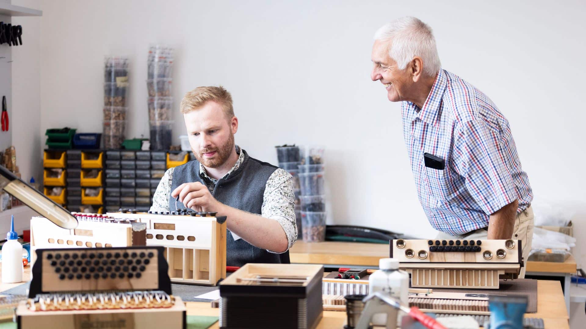 Harmonikabauer zeigt den Bau einer Harmonika vor - nicht zu sehen ist das Tremolo