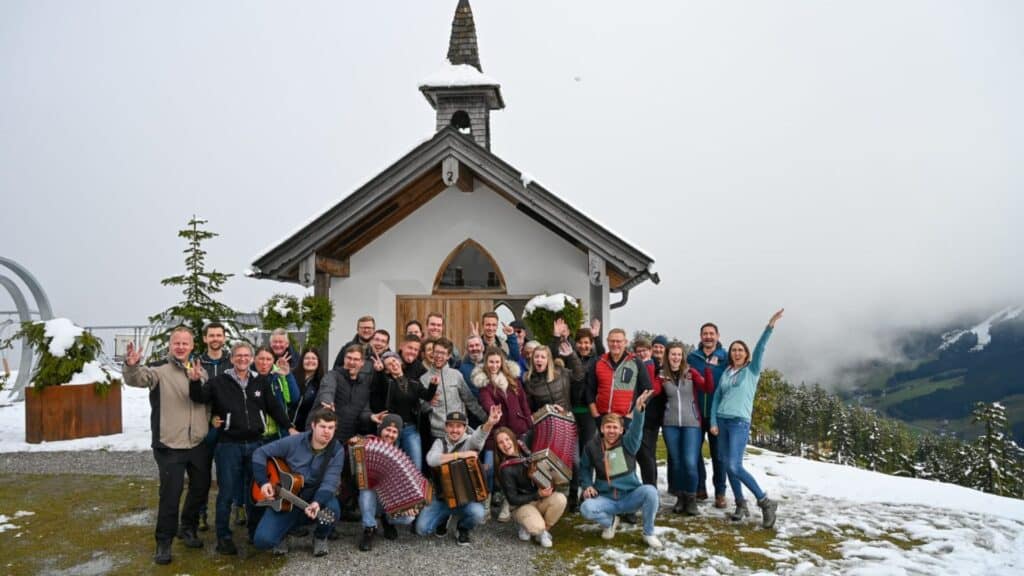 Harmonikaspieler, die einen Stammtisch veranstalten