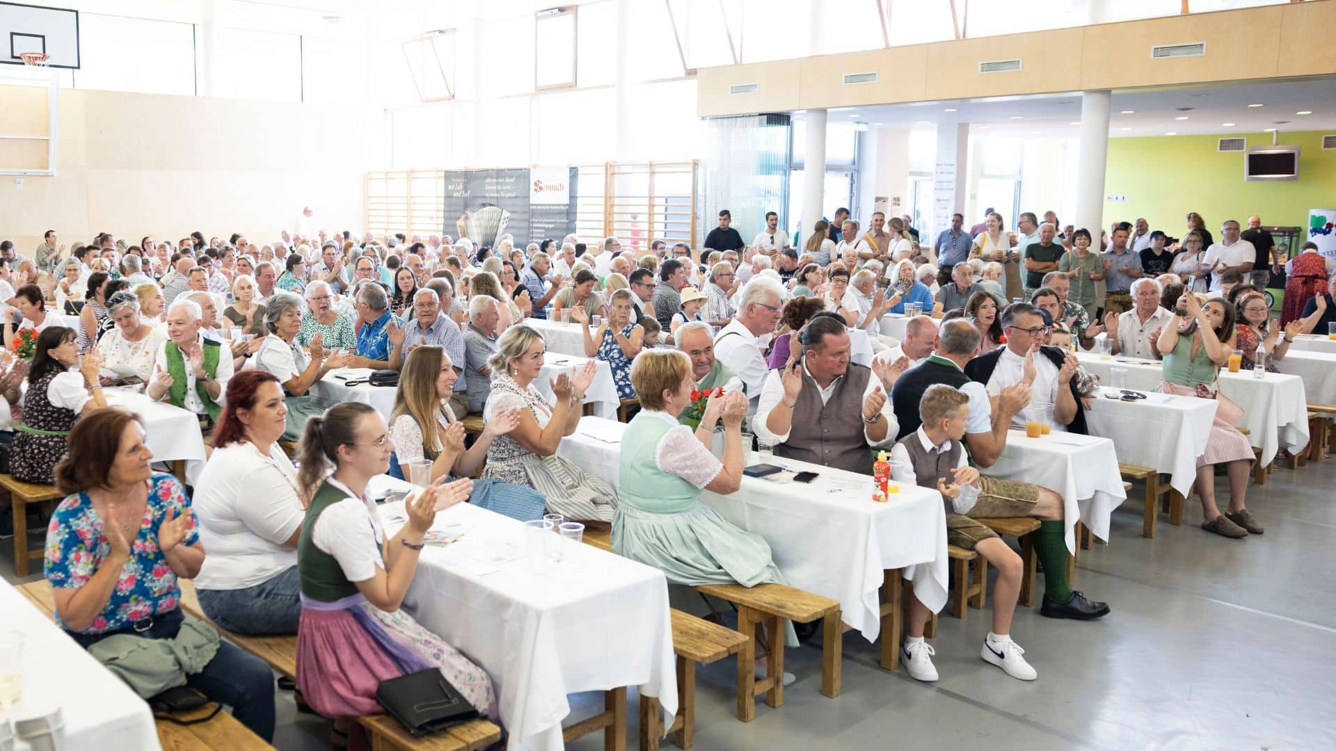 Harmonika vor großem Publikum spielen: Ein Musiker tritt vor einer begeisterten Zuschauermenge auf