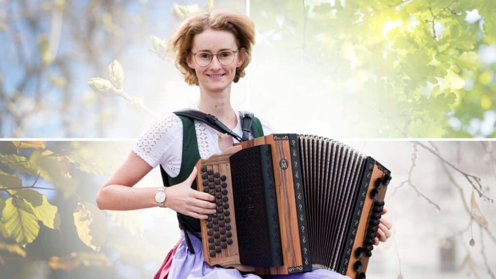 Celia spielt auf ihrer Steirischen vor einem Hintergrund der vier Jahreszeiten, was symbolisiert, dass Neujahrsvorsätze Harmonika das ganze Jahr über gelten.