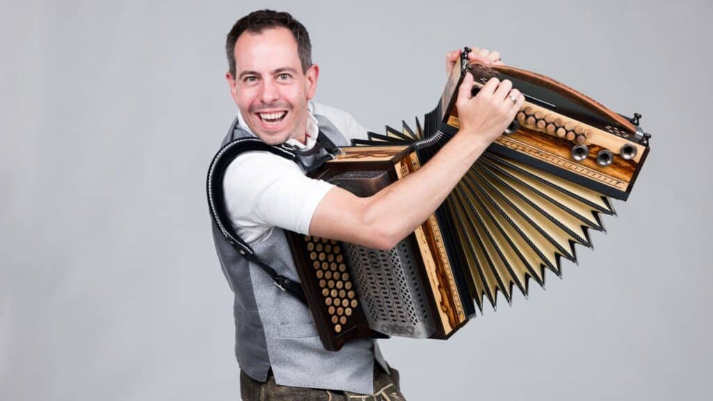 Thomas zeigt wie Bassspiel mit Freude geht