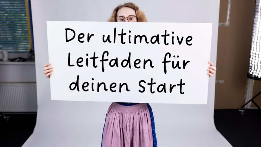 Celia hält ein Schild in die Kamera, auf dem sie auf das Harmonika lernen mit einem ultimativen Leitfaden aufmerksam macht