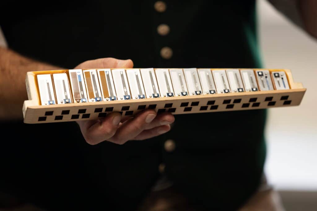 Franz Schmidt zeigt Harmonika-Details von innen