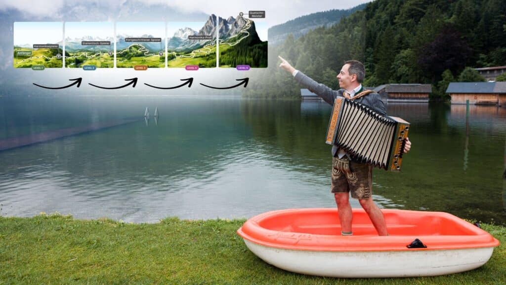 Thomas steht in einem Boot und zeigt auf die Harmonika Lernreise