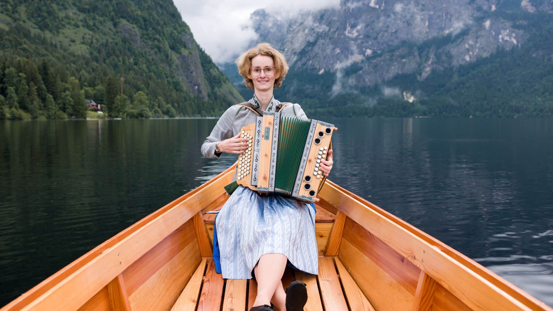 Ein metaphorisches Bild von Celia in einem Boot, das verdeutlichen soll, ob Harmonikaüben im Urlaub geht