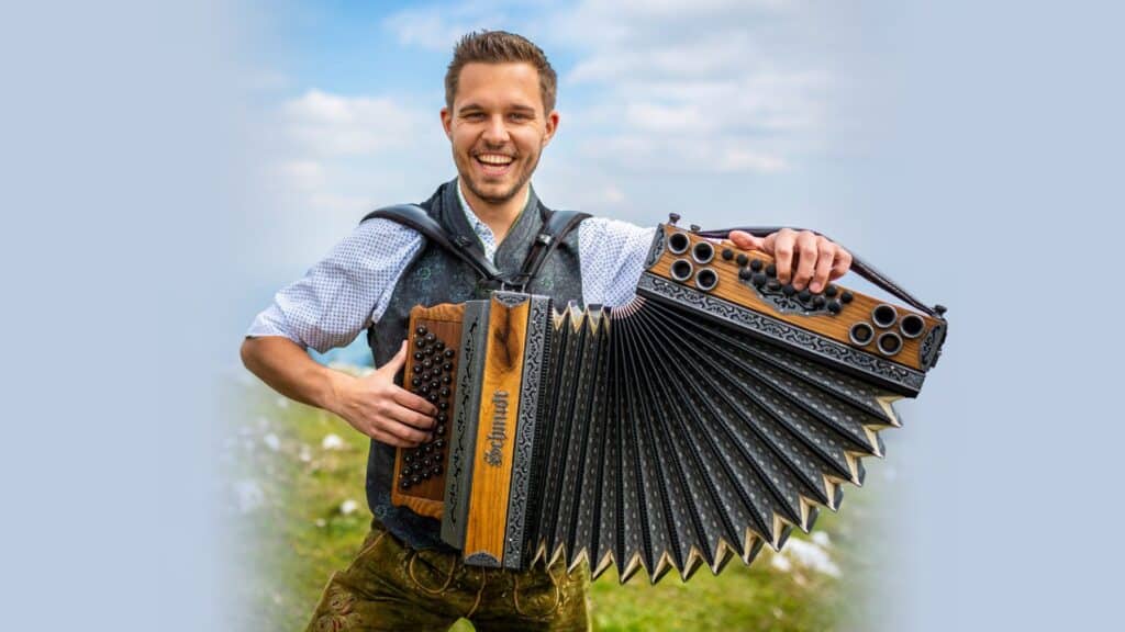 Richi spielt im Freien auf der Steirischen Harmonika – der beste Zeitpunkt, um die Harmonika zu lernen.